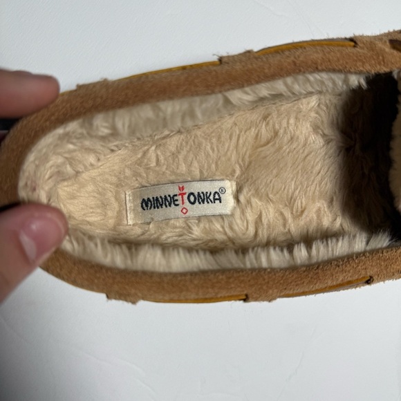 Minnetonka Cally Mocassin Slippers Suede Pile Tan Women’s 5.5 Girls Size 4 - Picture 3 of 7